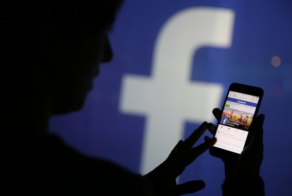 Facebook набирает журналистов на работу после скандала в суде